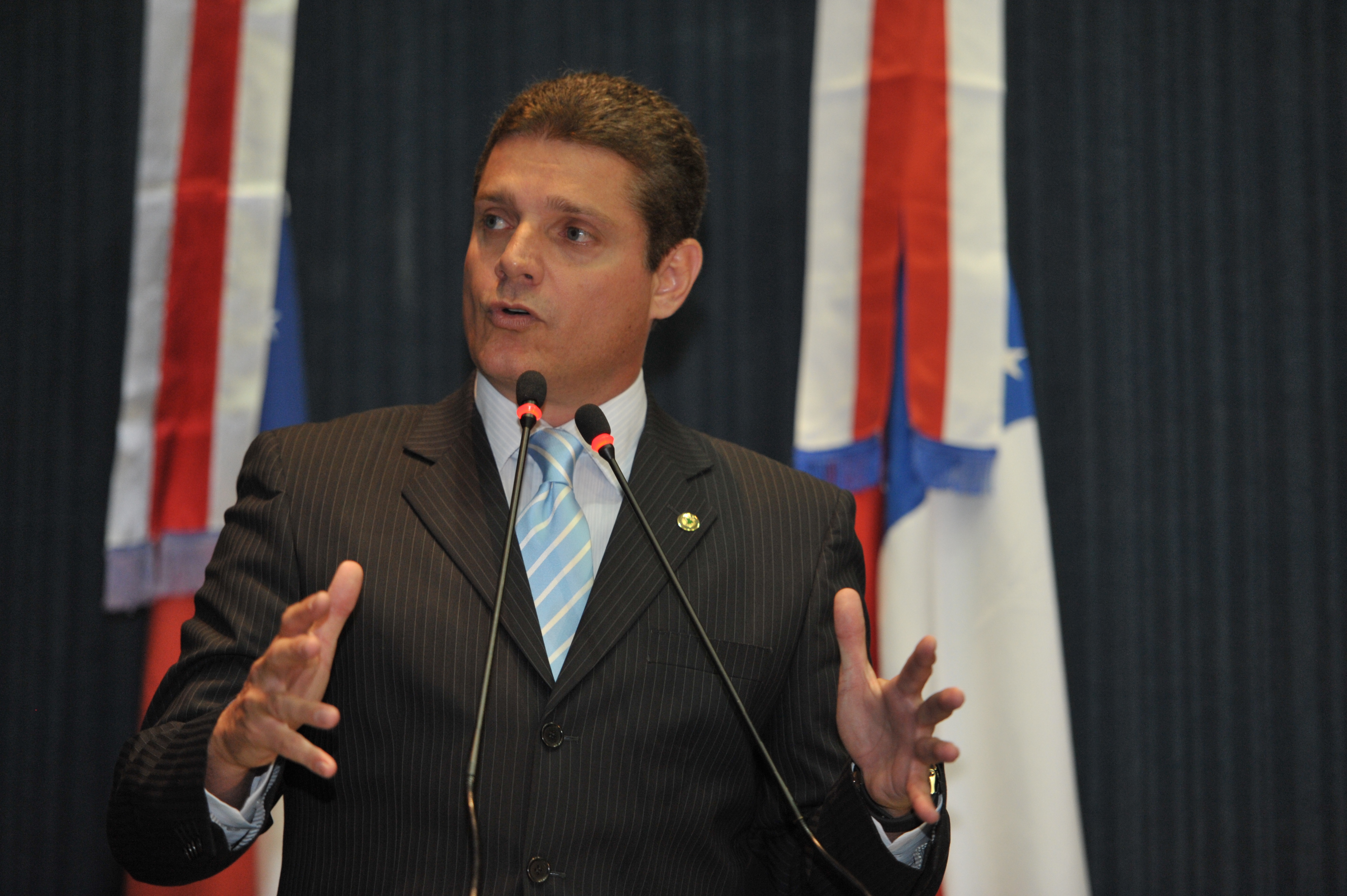 Deputado quer suspender comercialização da TIM, Oi, Vivo e Claro no AM